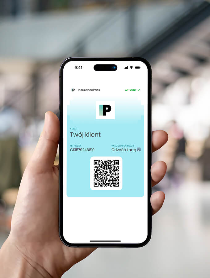 Ręka trzymająca telefon z widoczną kartą InsurancePass